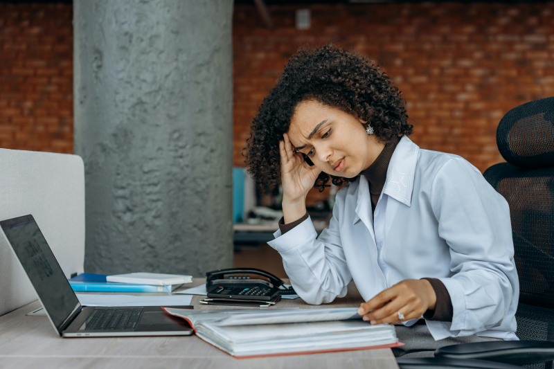 Síndrome de Burnout no ambiente de trabalho, saiba como enfrentar consultando uma advogada trabalhista