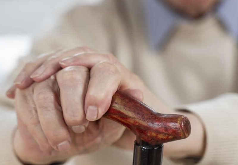 Quem tem mais de 65 anos e não tem nenhuma fonte de renda tem direito a um salário-mínimo?