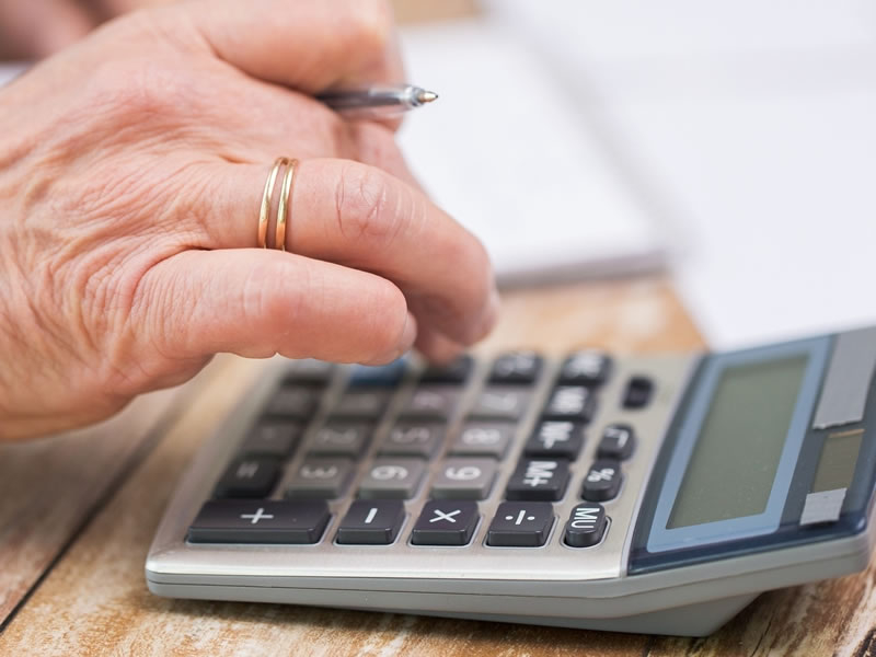 Tenho 35 anos de contribuição e 57 de idade. Tenho que pagar pedágio para conseguir aposentar?